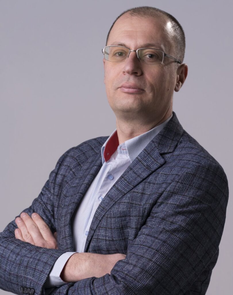 Мъж със сако, говорим за киберсигурност